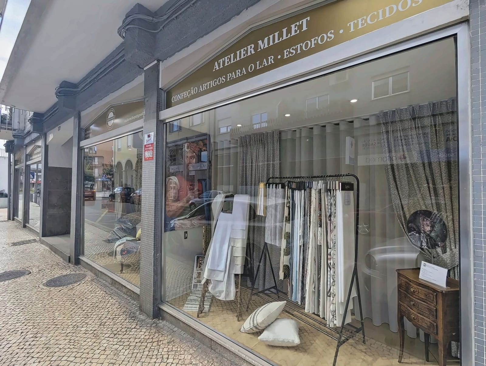 Montra do Atelier Millet na Rua 21 de Agosto, em Viseu, vista do passeio